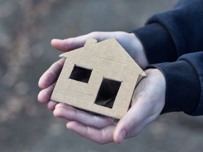 Haus wird in den Händen gehalten